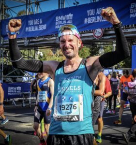 2023-09-24 Berlin-Marathon – Tim Funken im Ziel