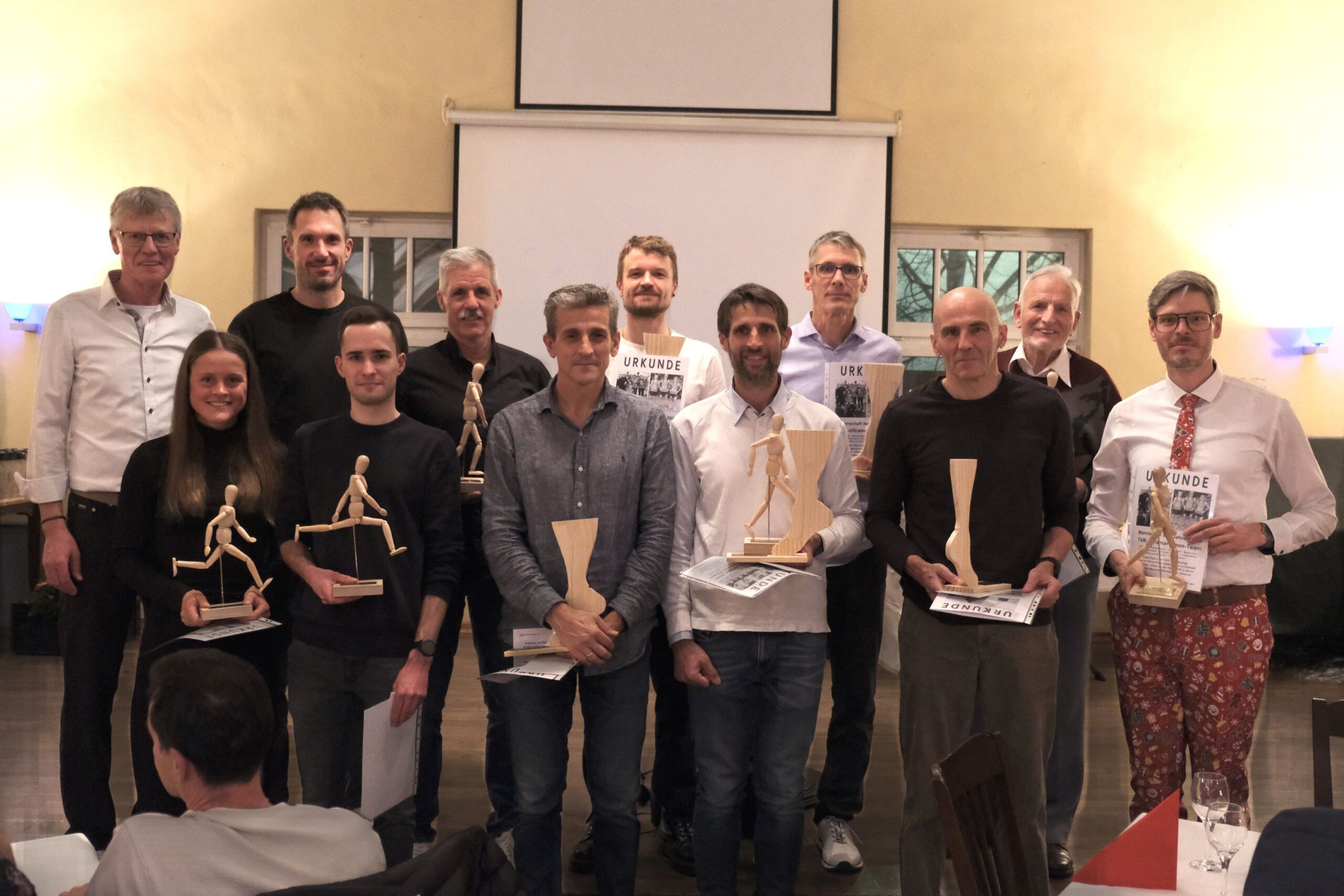 TVR running team feiert stimmungsvolle Weihnachtsfeier im Kalyva Saal